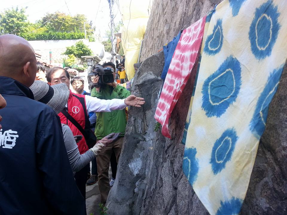 Mayor Park observes a shop located along the wall that sells organic souvenirs made by traditional material. 